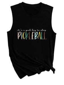 Detail van zwarte pickleball-tanktop met kleurrijke letters en een stijlvolle knoop
