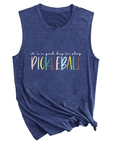 Detail van de donkerblauwe tanktop met Pickleball-print en een knoop in de zoom