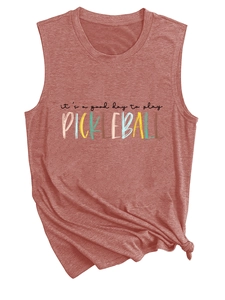 Detail van steenrode pickleball tanktop met geknoopte zoom en kleurrijke tekstprint
