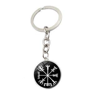 Détail du porte-clés boussole Viking Vegvisir en métal argenté avec motif nordique