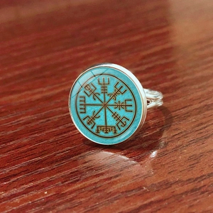 Makroaufnahme des Wikinger Vegvisir Kompass-Rings mit Silberband und Blauharz-Inlay