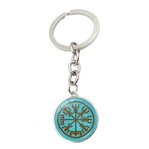 Détail du pendentif boussole viking Vegvísir argenté sur un porte-clés en métal