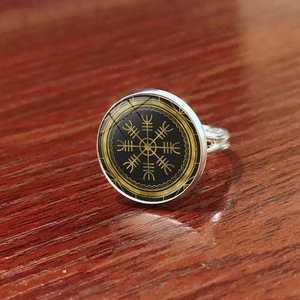Makroaufnahme des Wikinger-Kompass-Rings mit silbernem Band und Glaskuppel-Aufsatz