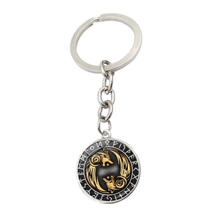 Détail macro du porte-clés Viking avec totem de loup Odin et gravures de runes