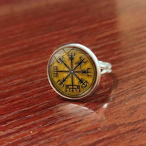 Verstellbarer nordischer Wikingerring mit Vegvisir-Kompass-Symbol auf dunklem Holz