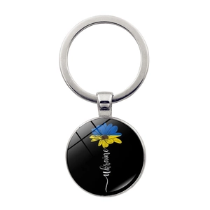 Vue détaillée du pendentif tournesol drapeau Ukraine avec anneau en métal argenté