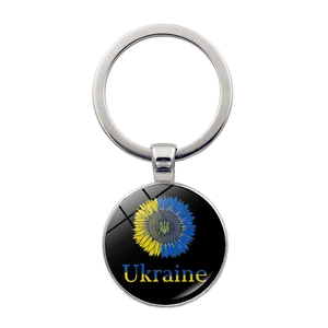 Détail du porte-clés drapeau Ukraine avec tournesol et emblème sous dôme de verre poli