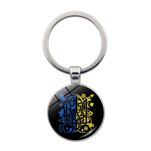Vue détaillée du pendentif blason d'Ukraine avec motif floral bleu et jaune sur fond noir