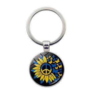 Détail du porte-clés tournesol argenté avec le symbole de paix bleu et jaune de l'Ukraine