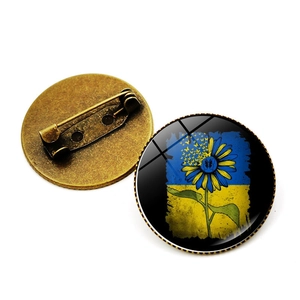 Broche vintage en bronze avec motif tournesol ukrainien et papillon sur fond blanc