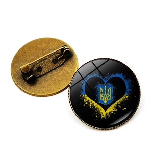 Détail de l'épingle cœur Ukraine avec dos en métal bronze et fermoir de sécurité