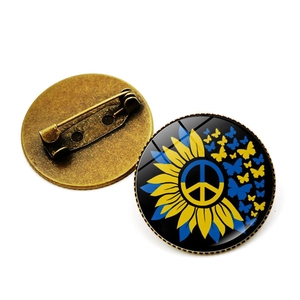 Vue détaillée du badge de paix tournesol avec base en bronze et épingle de sûreté