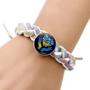 Bracelet tressé bleu et rose avec pendentif coeur papillon aux couleurs bleu et jaune