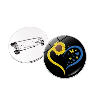Broche cœur drapeau Ukraine avec tournesol et papillons sur fond noir élégant