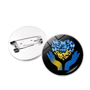 Broche cœur drapeau Ukraine montrant le devant papillon et le dos avec épingle