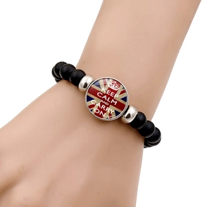 Keep Calm and Carry On Armband mit schwarzen matten Perlen und britischem Anhänger