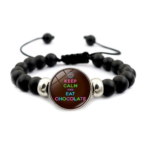 Detail des Perlenarmbands mit Keep Calm and Eat Chocolate Schriftzug unter Glas