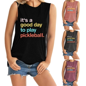 Détail du débardeur de sport en coton avec slogan de pickleball en quatre couleurs