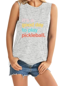 Détail du débardeur gris sans manches avec imprimé coloré It's a good day to play pickleball
