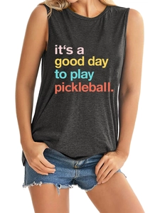 Détail de l'imprimé it's a good day to play pickleball sur un débardeur gris décontracté