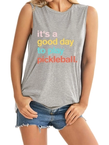 Détail du texte coloré it's a good day to play pickleball sur un débardeur gris sport