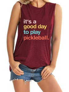 Détail de l'imprimé 'it's a good day to play pickleball' sur débardeur bordeaux
