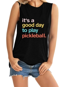 Détail de l'imprimé its a good day to play pickleball sur un débardeur noir en coton doux