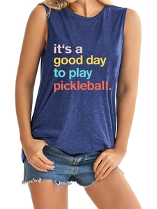 Détail du débardeur bleu marine avec le texte coloré It's a good day to play pickleball