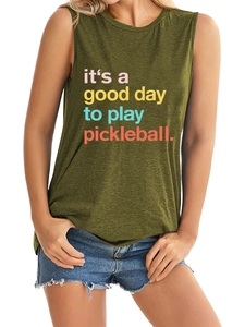 Détail du débardeur vert olive avec impression colorée it's a good day to play pickleball