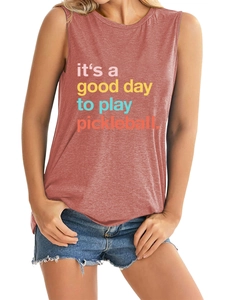Détail du débardeur rouge brique avec slogan it's a good day to play pickleball