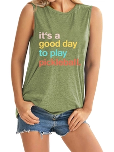 Détail de l'imprimé 'it's a good day to play pickleball' sur un débardeur vert