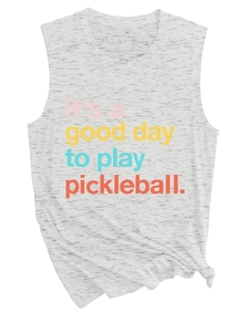 Détail du débardeur gris avec imprimé pickleball arc-en-ciel et nœud élégant à l'ourlet