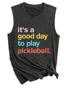 Détail du débardeur gris sans manches avec imprimé coloré It's a Good Day to Play Pickleball