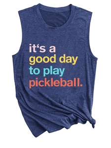 Détail d'un débardeur bleu marine sans manches avec un slogan de pickleball imprimé