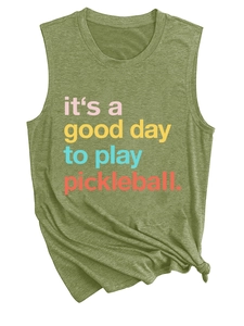 Détail du débardeur vert pickleball avec nœud à l'ourlet et texte imprimé coloré