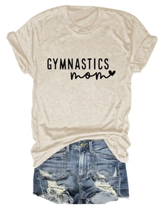 T-shirt maman de gymnastique couleur sable avec un short en jean bleu délavé à plat
