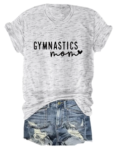 T-shirt GYMNASTICS mom gris chiné et short en jean déchiré sur fond blanc immaculé