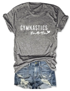 Mise à plat d'un t-shirt gris Gymnastics Mom avec un short en jean usé
