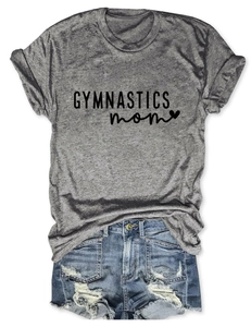 Détail du t-shirt gris chiné imprimé Gymnastics Mom avec un short en jean