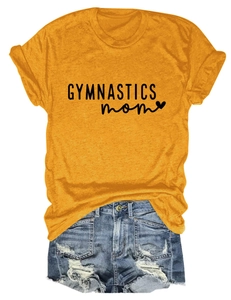 Gros plan sur le t-shirt jaune GYMNASTICS mom avec un short en jean bleu