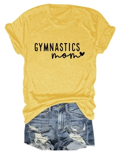 Mise à plat d'un t-shirt jaune gymnastics mom assorti à un short en jean bleu délavé