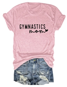 Mise à plat d'un t-shirt rose Gymnastics Mom et d'un short en jean bleu délavé