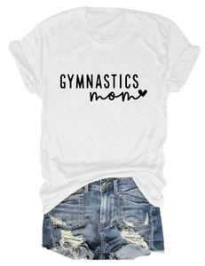 Détail du t-shirt blanc en coton avec imprimé GYMNASTICS mom et short en jean bleu délavé