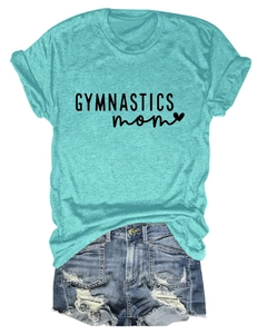 Détail du t-shirt en coton sarcelle avec imprimé noir Gymnastics Mom et motif coeur