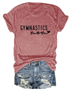 T-shirt rouge brique avec imprimé GYMNASTICS et short en jean sur fond blanc pur