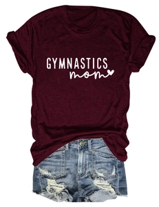 T-shirt GYMNASTICS mom bordeaux et short en jean bleu délavé présentés à plat