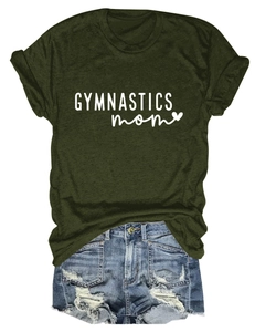Détail du t-shirt en coton vert armée avec motif imprimé GYMNASTICS mom et petit cœur