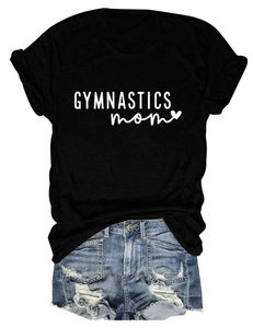 Détail du t-shirt noir imprimé GYMNASTICS mom assorti à un short en jean effiloché