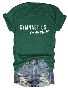 T-shirt vert gymnastics mom avec un short en jean délavé présenté à plat sur blanc