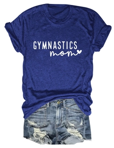 Mise à plat d'un t-shirt bleu marine Gymnastics Mom et d'un short en jean bleu clair délavé